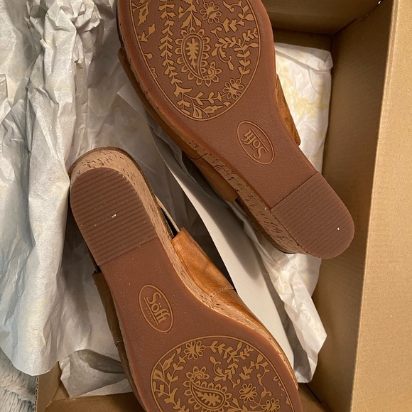 NEW - Sofft Carrina Sandals
Tan Leather Wedge Sandals - Picture 6 of 9